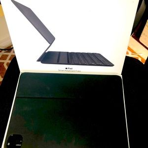 Apple Keyboard Folio for IPAD 11 , minimal use , opened box, Actual pictures